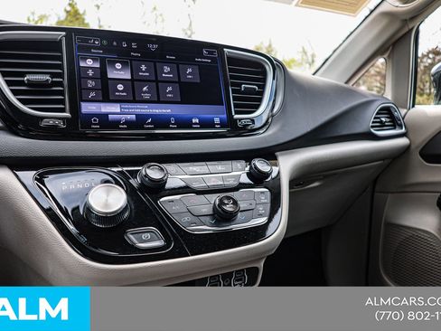 Used 2024 Chrysler Pacifica Touring-L image 32