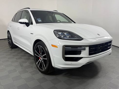 Certified 2025 Porsche Cayenne Turbo image 9