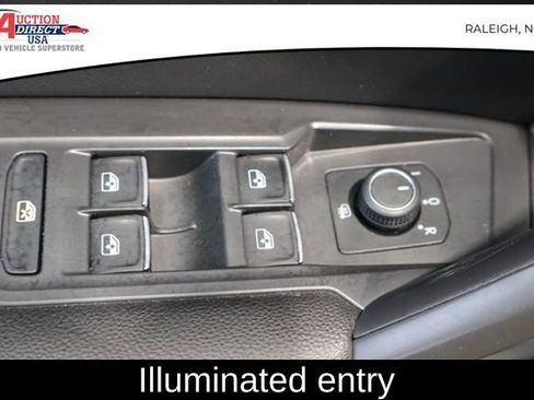 Used 2021 Volkswagen Tiguan SE w/ Panoramic Sunroof Package image 19