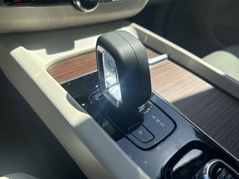 Used 2022 Volvo XC60 B5 Momentum w/ Climate Package image 14