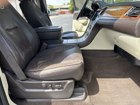 Used 2011 Cadillac Escalade ESV Platinum AWD/4WD image 36