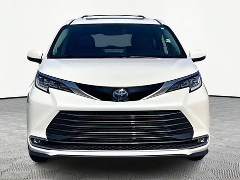 Used 2021 Toyota Sienna Limited FWD image 3