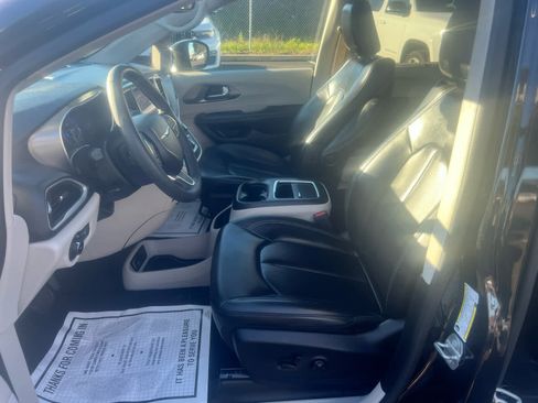 Used 2023 Chrysler Pacifica Touring-L image 11
