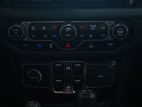 Used 2024 Jeep Wrangler Unlimited Sahara w/ Technology Group AWD/4WD image 18