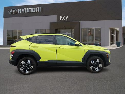 Used 2024 Hyundai Kona SEL AWD/4WD image 3