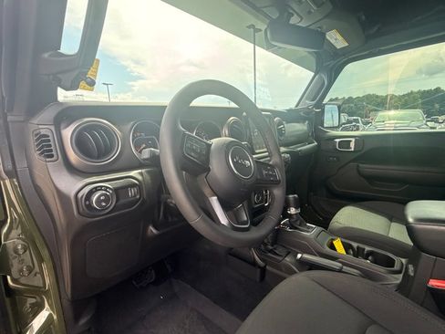 Used 2023 Jeep Gladiator Sport AWD/4WD image 13