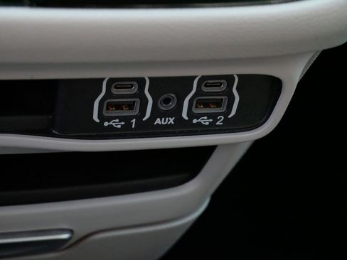 Used 2024 Chrysler Pacifica Touring-L image 28