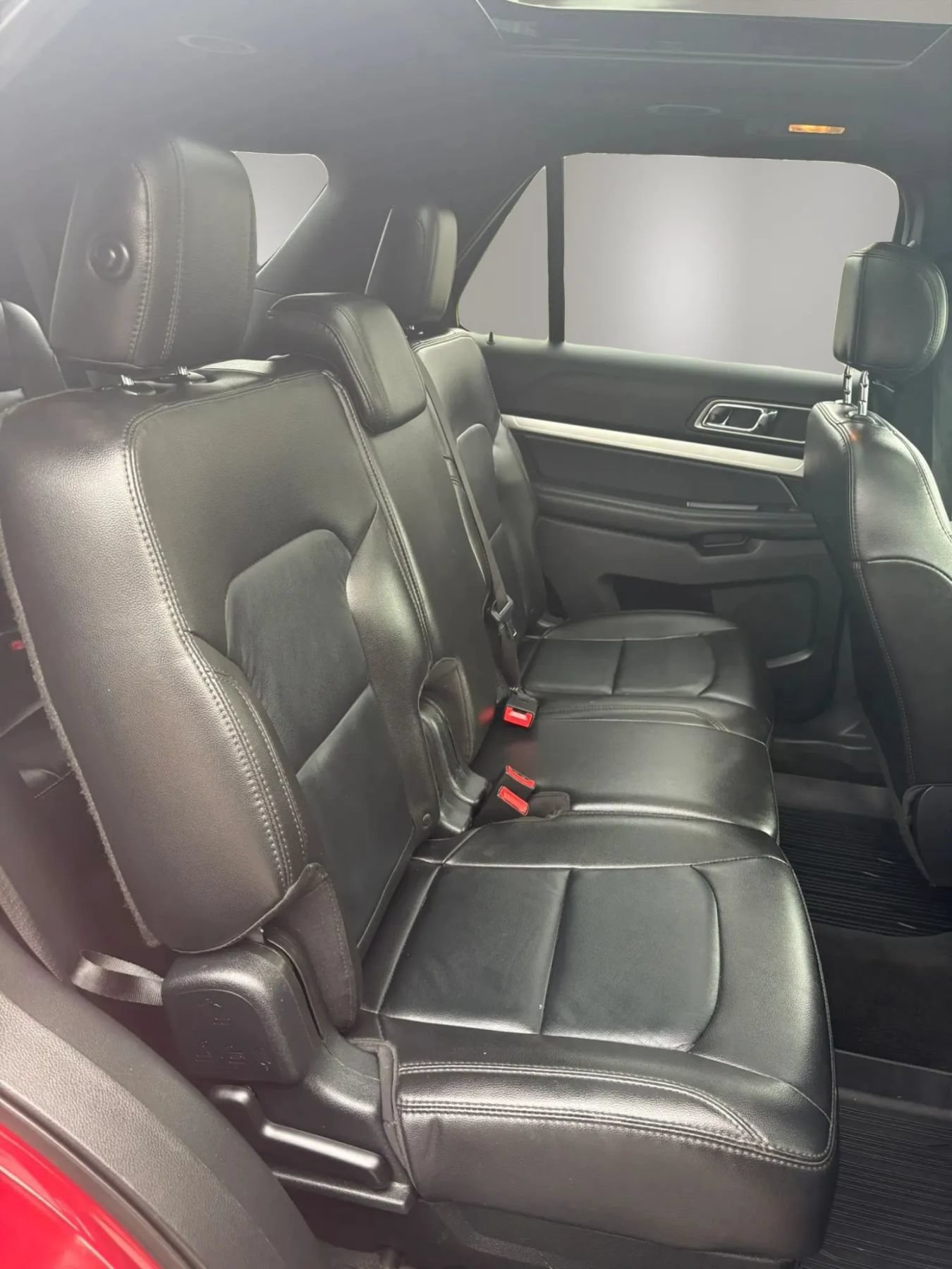 Used 2017 Ford Explorer XLT w/ Equipment Group 202A AWD/4WD image 34