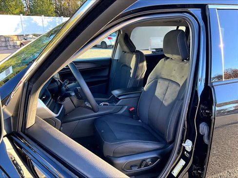 Used 2023 Jeep Grand Cherokee L Laredo image 8