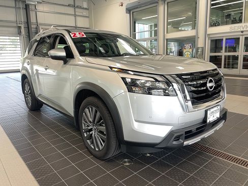 Used 2025 Nissan Pathfinder SL w/ SL Premium Package image 1