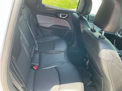 Used 2024 Jeep Compass Latitude AWD/4WD image 17