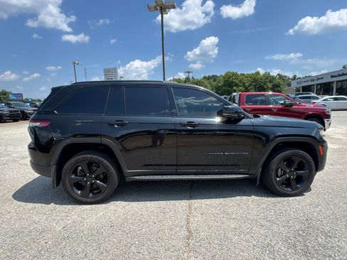 Certified 2025 Jeep Grand Cherokee Altitude AWD/4WD image 4
