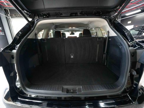 Used 2025 Toyota Highlander XLE image 28