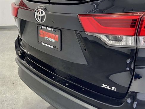 Used 2017 Toyota Highlander XLE image 11