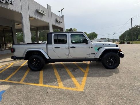 Used 2022 Jeep Gladiator Sport AWD/4WD image 2