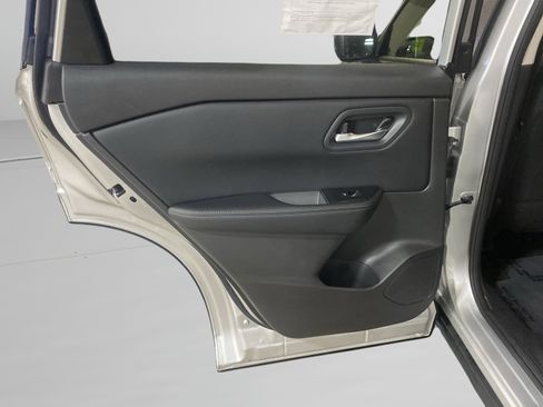 Used 2025 Nissan Rogue SV image 10