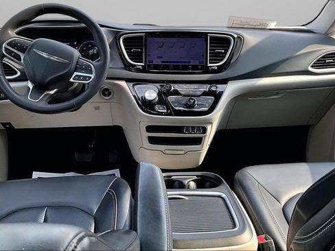 Used 2023 Chrysler Pacifica Touring-L FWD image 15