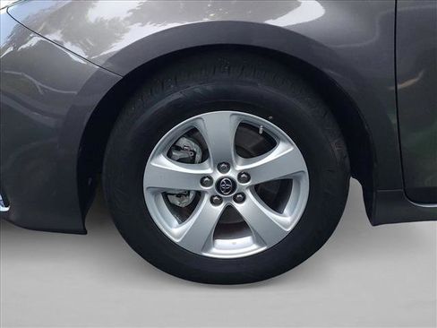 Used 2019 Toyota Sienna LE w/ Carpet Mat Package FWD image 21