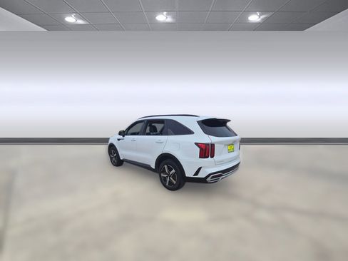 Used 2023 Kia Sorento S w/ Panoramic Sunroof Package image 3