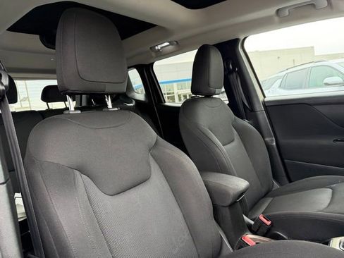 Used 2015 Jeep Renegade Latitude w/ Cold Weather Group II AWD/4WD image 14