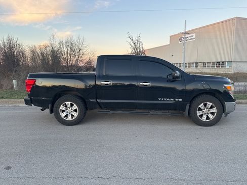Used 2018 Nissan Titan SV w/ SV Convenience Package image 4