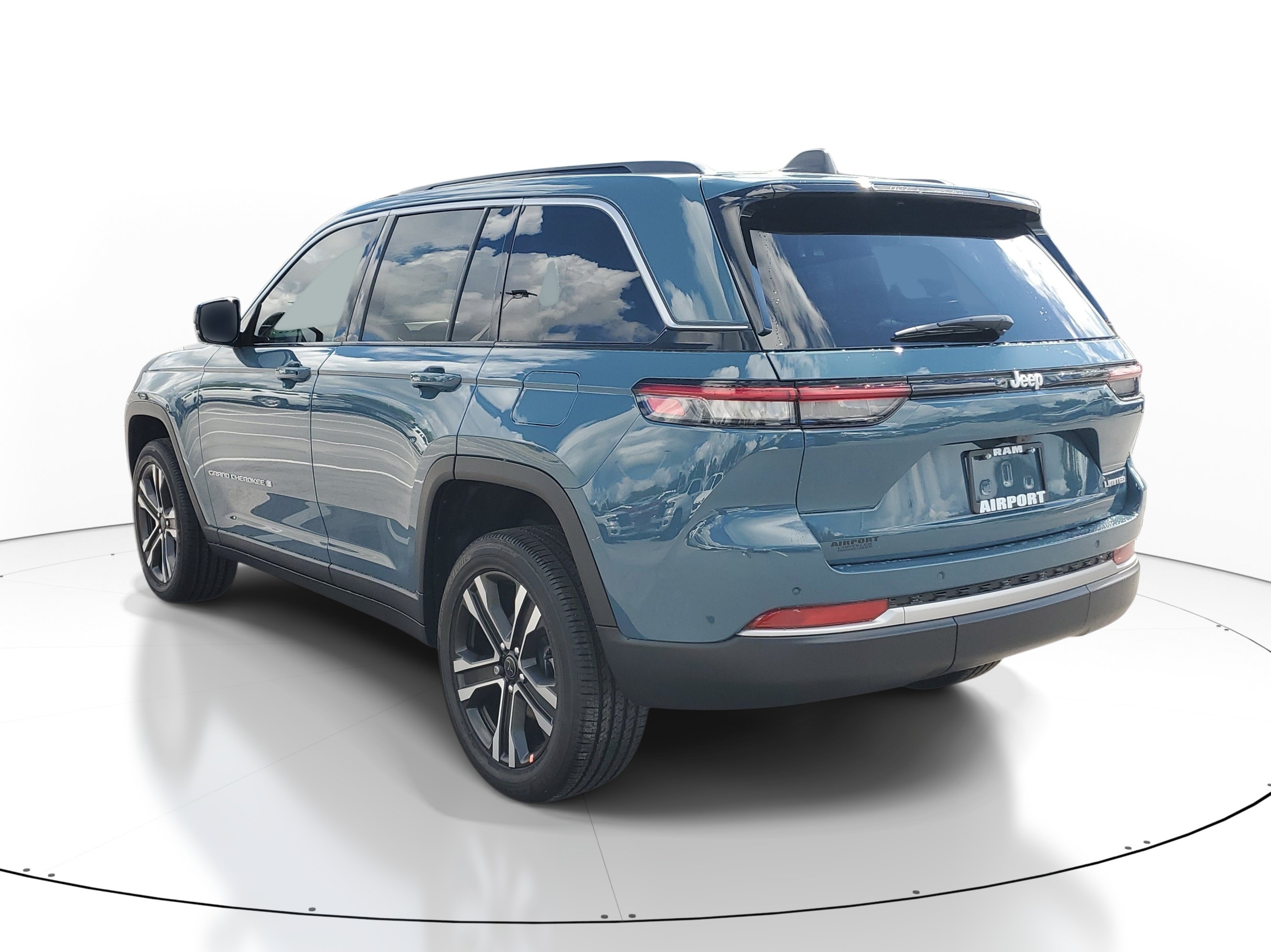 New 2027 Jeep Grand Cherokee Limited RWD image 3