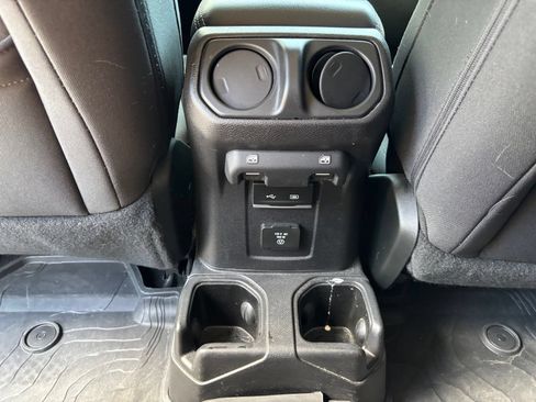 Used 2018 Jeep Wrangler Unlimited Sahara AWD/4WD image 15