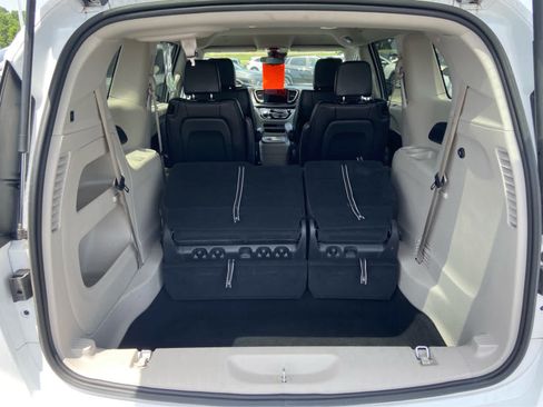 Used 2024 Chrysler Pacifica Touring-L FWD image 19
