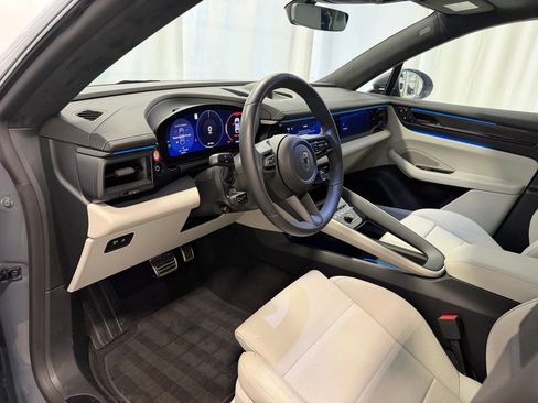 Certified 2025 Porsche Macan Turbo Electric AWD/4WD image 4