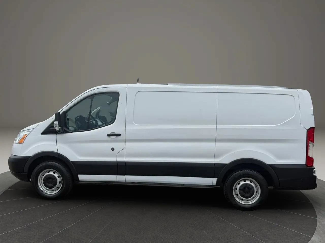 Used 2019 Ford Transit 150 130 Low Roof RWD image 3