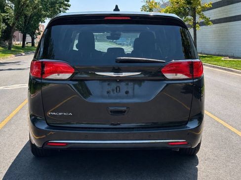Used 2020 Chrysler Pacifica Touring w/ Tire & Wheel Group FWD image 4