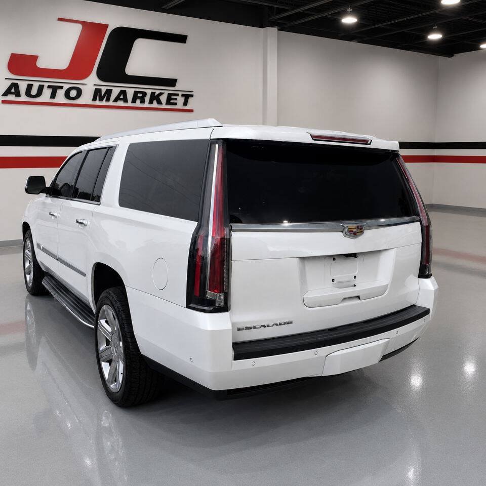 Used 2018 Cadillac Escalade ESV Luxury RWD image 3