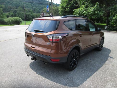 Used 2017 Ford Escape SE w/ Equipment Group 201A AWD/4WD image 3