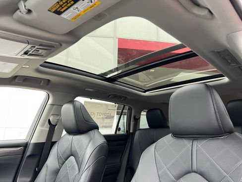 New 2026 Toyota Highlander Platinum image 24