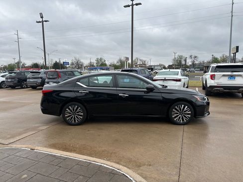 Used 2024 Nissan Altima 2.5 SV image 4