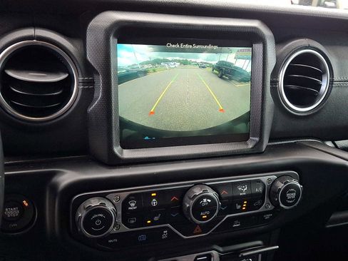 Used 2022 Jeep Wrangler Unlimited Sahara w/ Cold Weather Group AWD/4WD image 19