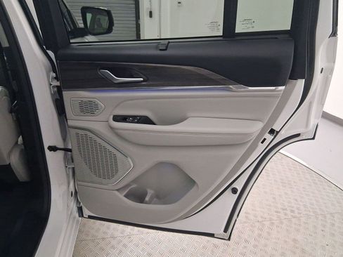 Used 2023 Jeep Grand Cherokee Overland w/ Adv Protech Group III image 33