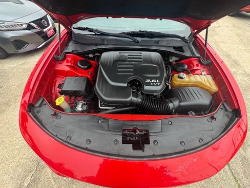 Used 2015 Dodge Charger SXT image 9