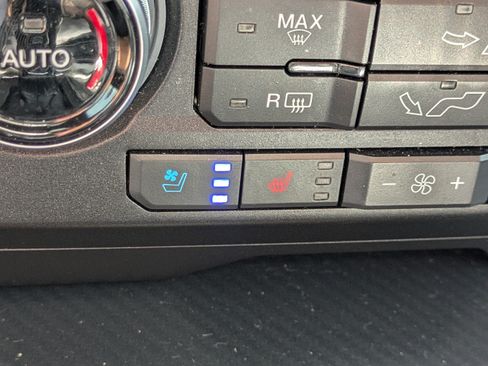 Used 2020 Ford F150 Lariat w/ Equipment Group 502A Luxury AWD/4WD image 29