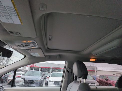 Used 2024 Toyota Sienna Limited image 21