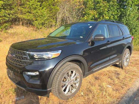 Used 2023 Ford Explorer XLT w/ Equipment Group 202A AWD/4WD image 3