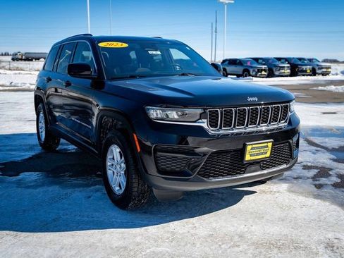 Used 2023 Jeep Grand Cherokee Laredo image 3