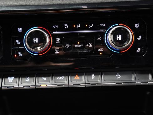 Used 2024 GMC Sierra 2500 AT4 w/ AT4 Preferred Package image 28