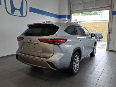 Used 2023 Toyota Highlander Platinum AWD/4WD image 5