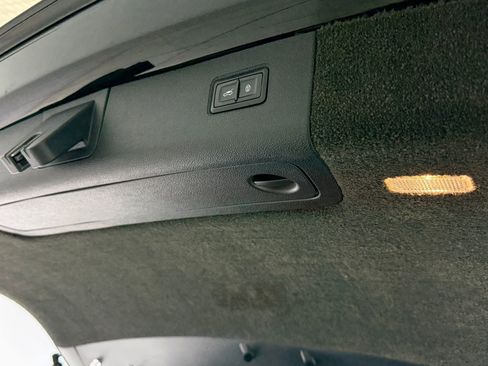 Used 2018 Bentley Bentayga Black Edition image 98