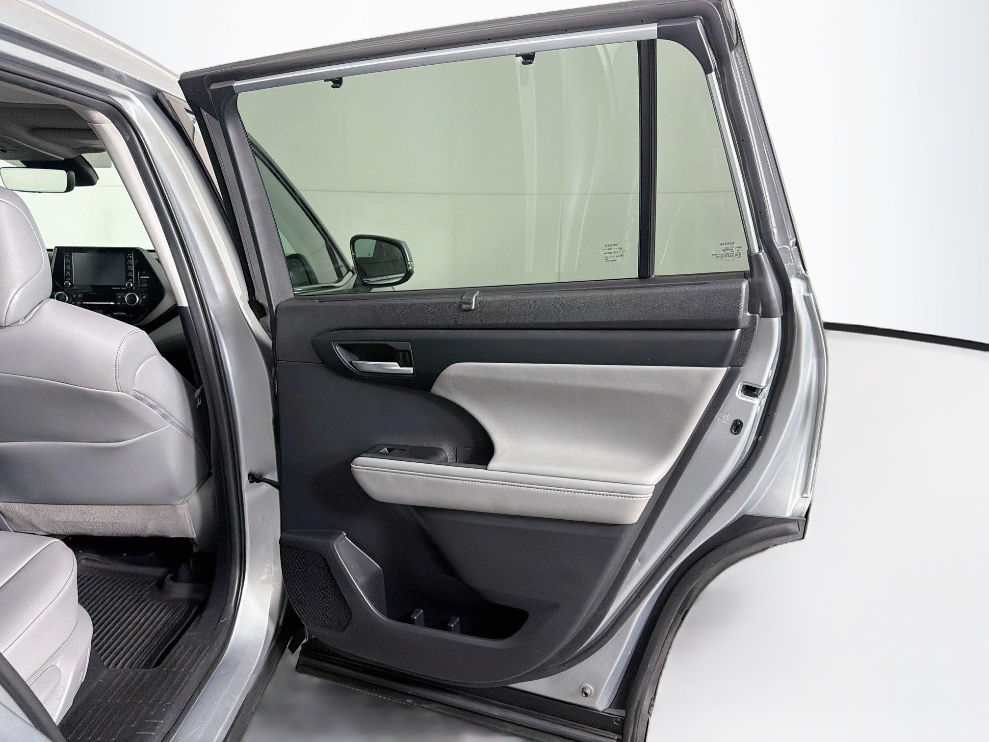 Used 2021 Toyota Highlander XLE FWD image 33