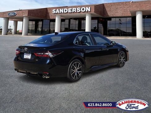 Used 2024 Toyota Camry SE image 3