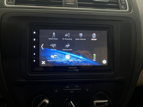 Used 2017 Volkswagen Jetta SE FWD image 65