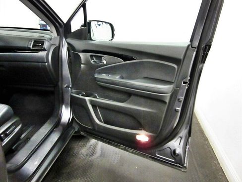 Used 2018 Honda Pilot Touring image 14