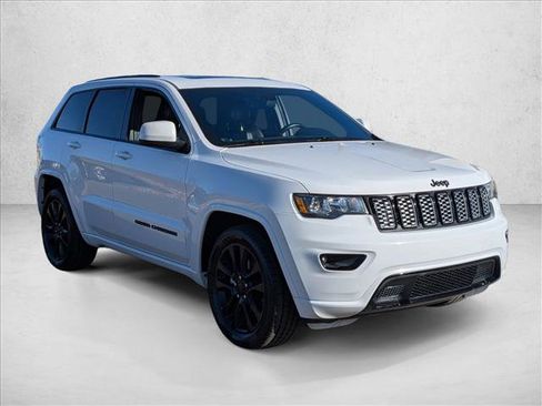 Used 2018 Jeep Grand Cherokee Altitude RWD image 3